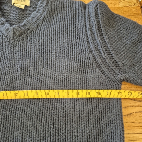 J. Crew Vintage Men's Lambs Wool V-Neck Sweater in Navy - Picture 6 of 8
